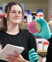 Rachel Feeney, PhD Student, and Björn Schröder, Docent in infection biology, the Department of Molecular Biology at Umeå University. Image: Anna Shevtsova