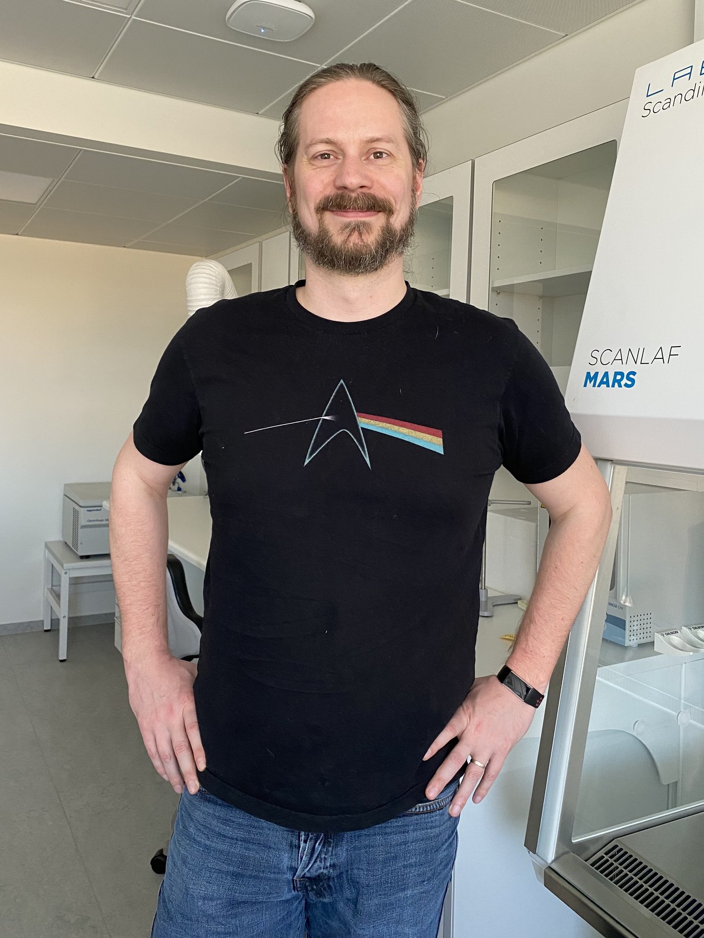 Dr. Vanwalleghem in a black T-shirt in the lab