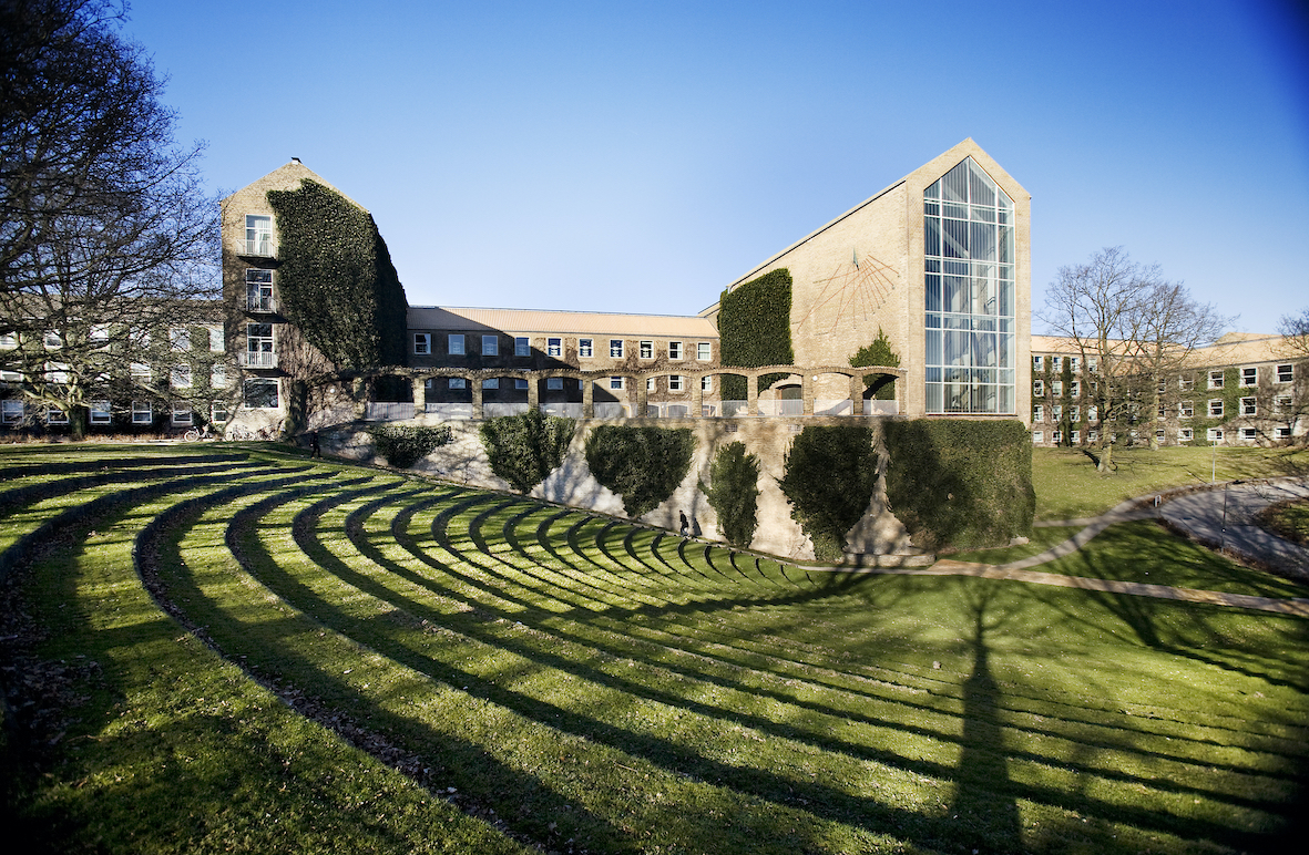 A photo of the campus of the Aarhus University buildings and green lawn